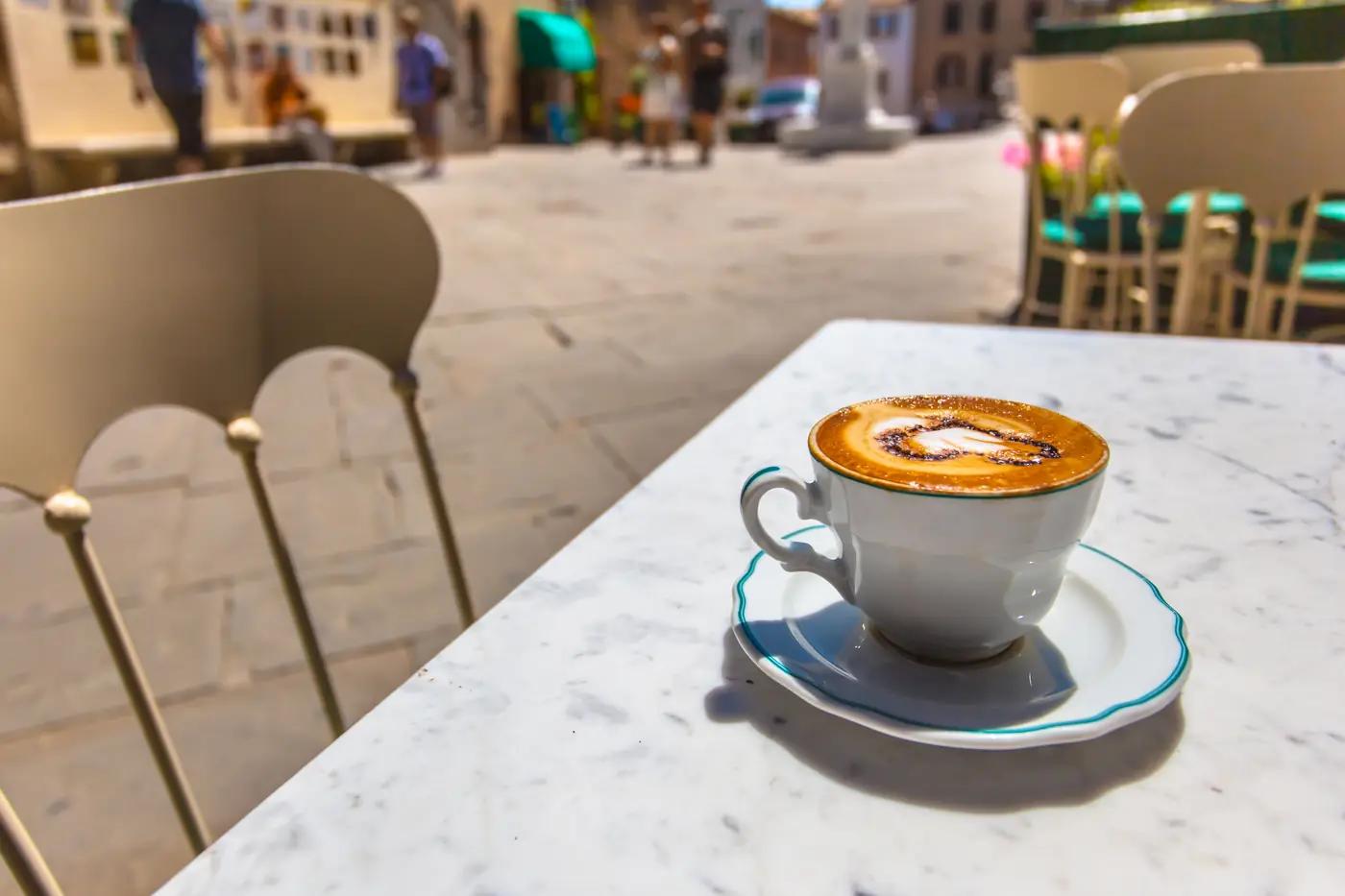 Kaffee auf der Terrasse in der Hafenstadt