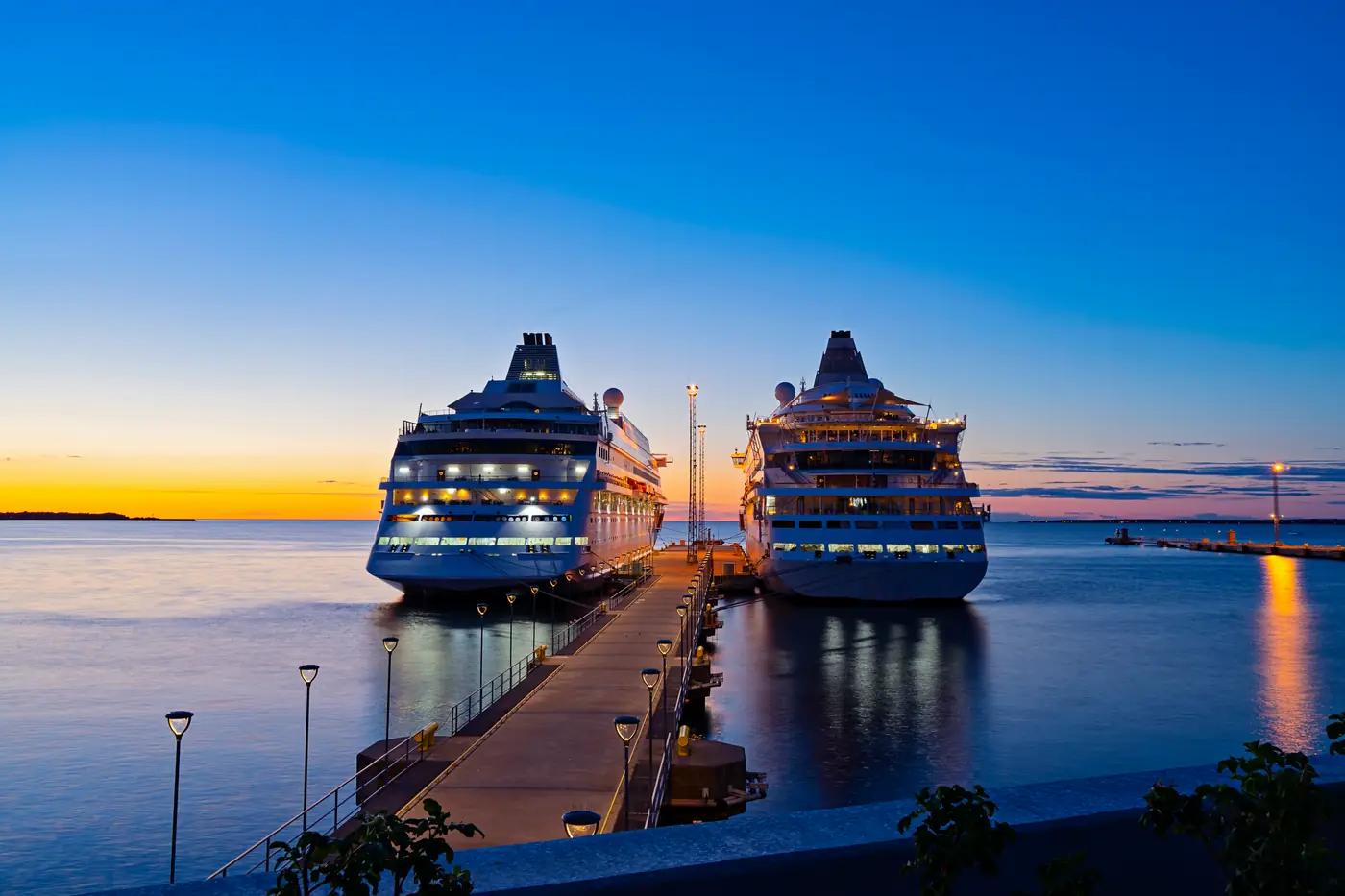 Kreuzfahrtschiff im Hafen bei Abendlicht